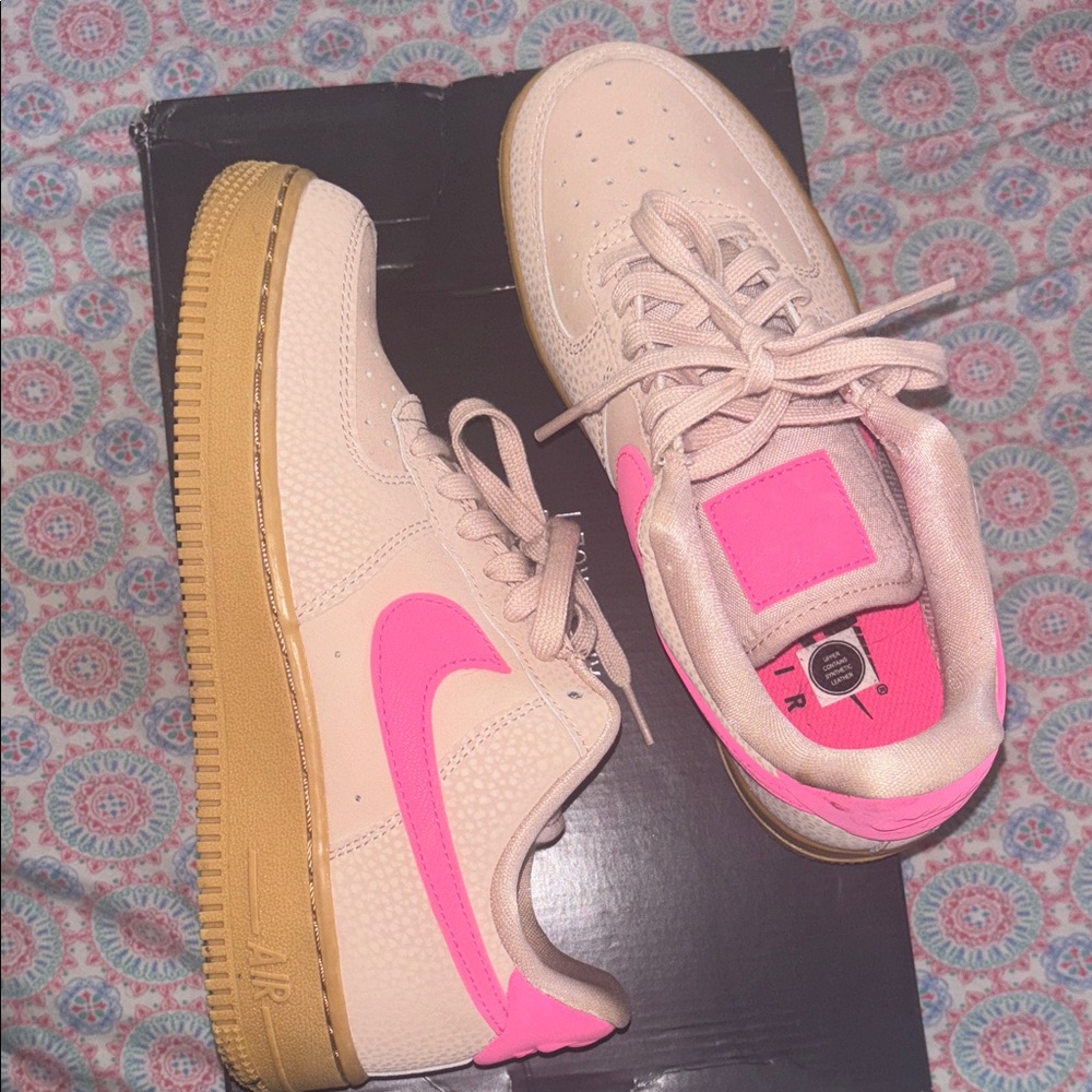 Nike Beige and Pink Women's Sneakers